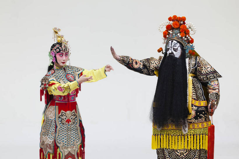 两个人,演员,横图,彩色,白色背景,正面,化妆,北京,中国,亚洲,表演,艺术,造型,鲜艳,头饰,图片,注视,文化,脸谱,观察,看,站着,表情,姿势,摄影,服饰,观看,动作,察看,关注,中国文化,唱戏,戏剧,民族服饰,演出服,京剧,东亚,戏曲,国粹,军事家,青衣,男人,女人,中国人,年轻人,情侣,半身,影棚拍摄,化装,西楚霸王,项籍,项羽,中国戏曲,传统文化,霸王别姬,虞姬,舞台妆,角色,花脸,净,bj174