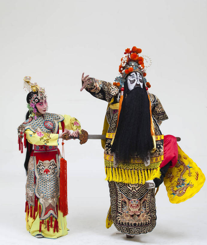 两个人,演员,竖图,彩色,白色背景,正面,化妆,北京,中国,亚洲,表演,艺术,造型,鲜艳,头饰,图片,注视,文化,脸谱,观察,看,站着,表情,竖,姿势,摄影,服饰,观看,动作,察看,关注,中国文化,唱戏,戏剧,民族服饰,演出服,京剧,东亚,戏曲,国粹,军事家,青衣,男人,女人,中国人,年轻人,情侣,全身,影棚拍摄,化装,西楚霸王,项籍,项羽,中国戏曲,传统文化,霸王别姬,虞姬,舞台妆,角色,花脸,净,bj174