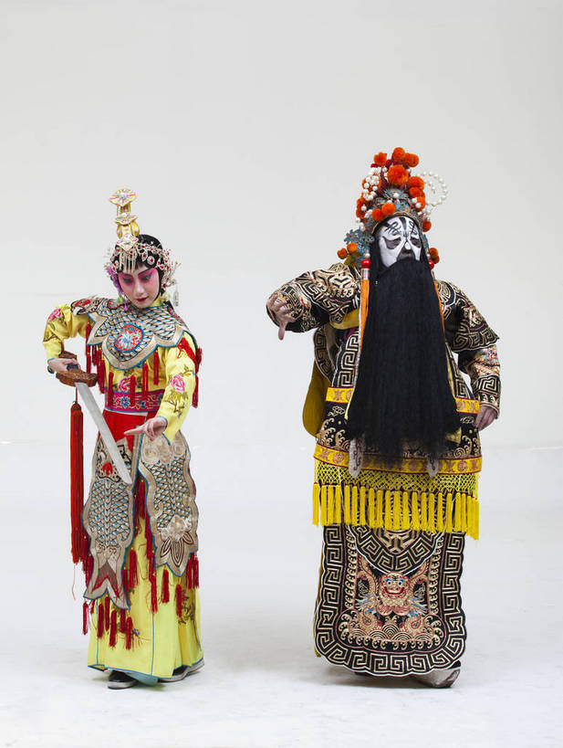 两个人,演员,竖图,彩色,白色背景,正面,化妆,北京,中国,亚洲,表演,艺术,造型,鲜艳,头饰,图片,注视,文化,脸谱,观察,看,站着,表情,竖,姿势,摄影,服饰,观看,动作,察看,关注,中国文化,唱戏,戏剧,民族服饰,演出服,京剧,东亚,戏曲,国粹,军事家,青衣,男人,女人,中国人,年轻人,情侣,全身,影棚拍摄,化装,西楚霸王,项籍,项羽,中国戏曲,传统文化,霸王别姬,虞姬,舞台妆,角色,花脸,净,bj174