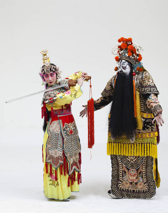 两个人,演员,竖图,彩色,白色背景,正面,化妆,北京,中国,亚洲,表演,艺术,造型,鲜艳,头饰,图片,注视,文化,脸谱,观察,看,站着,表情,竖,姿势,摄影,服饰,观看,动作,察看,关注,中国文化,唱戏,戏剧,民族服饰,演出服,京剧,东亚,戏曲,国粹,军事家,青衣,男人,女人,中国人,年轻人,情侣,全身,影棚拍摄,化装,西楚霸王,项籍,项羽,中国戏曲,传统文化,霸王别姬,虞姬,舞台妆,角色,花脸,净,bj174