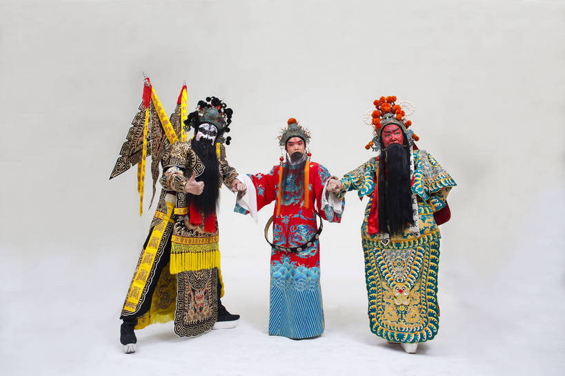 中年人,三个人,兄弟,演员,横图,彩色,白色背景,正面,化妆,北京,中国,亚洲,表演,艺术,造型,鲜艳,头饰,图片,注视,文化,脸谱,观察,看,站着,表情,姿势,摄影,服饰,观看,皇帝,动作,权威,察看,高贵,关注,中国文化,戏剧,民族服饰,演出服,京剧,东亚,将军,戏曲,国粹,关公,刘备,权力,统治,权势,天子,将领,九五之尊,圣上,统治者,陛下,官家,势力,男人,中国人,全身,影棚拍摄,化装,车骑将军,司隶校尉,张飞,张益德,张翼德,中国戏曲,昭烈皇帝,烈祖,刘玄德,关长生,关羽,关云长,传统文化,舞台妆,角色,结拜,情义,桃园结义,桃园三结义,花脸,净,bj174