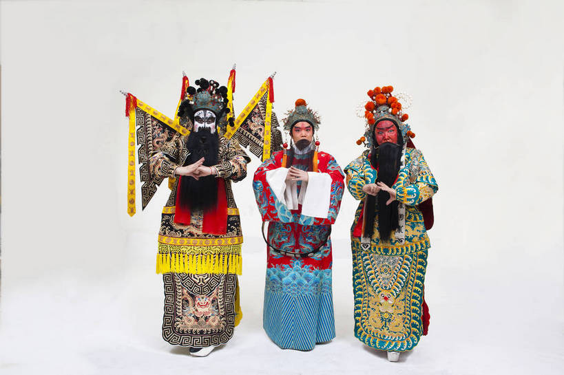 中年人,三个人,兄弟,演员,横图,彩色,白色背景,正面,化妆,北京,中国,亚洲,表演,艺术,造型,鲜艳,头饰,图片,注视,文化,脸谱,观察,看,站着,表情,姿势,摄影,服饰,观看,皇帝,动作,权威,察看,高贵,关注,中国文化,戏剧,民族服饰,演出服,京剧,东亚,将军,戏曲,国粹,关公,刘备,权力,统治,权势,天子,将领,九五之尊,圣上,统治者,陛下,官家,势力,男人,中国人,全身,影棚拍摄,化装,车骑将军,司隶校尉,张飞,张益德,张翼德,中国戏曲,昭烈皇帝,烈祖,刘玄德,关长生,关羽,关云长,传统文化,舞台妆,角色,结拜,情义,桃园结义,桃园三结义,花脸,净,bj174