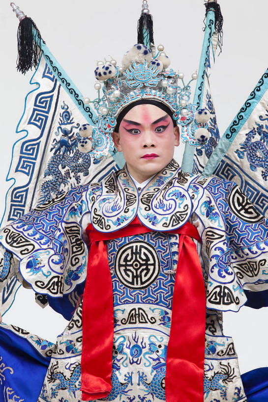 一个人,演员,竖图,彩色,白色背景,正面,化妆,北京,中国,亚洲,仅一个人,表演,艺术,造型,鲜艳,头饰,图片,注视,文化,脸谱,观察,看,站着,表情,竖,姿势,摄影,服饰,观看,动作,察看,关注,中国文化,戏剧,民族服饰,演出服,京剧,东亚,国粹,男人,中国人,年轻人,半身,影棚拍摄,化装,中国戏曲,武生,传统文化,赵云,舞台妆,bj174
