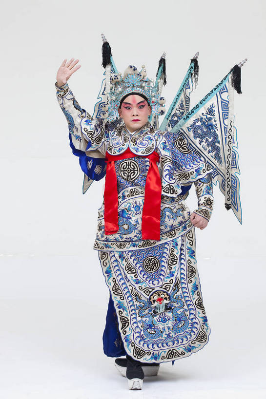 一个人,演员,竖图,彩色,白色背景,正面,化妆,北京,中国,亚洲,仅一个人,表演,艺术,造型,鲜艳,头饰,图片,注视,文化,脸谱,观察,看,站着,表情,竖,姿势,摄影,服饰,观看,动作,察看,关注,中国文化,戏剧,民族服饰,演出服,京剧,东亚,国粹,男人,中国人,年轻人,全身,影棚拍摄,化装,中国戏曲,武生,传统文化,赵云,舞台妆,bj174