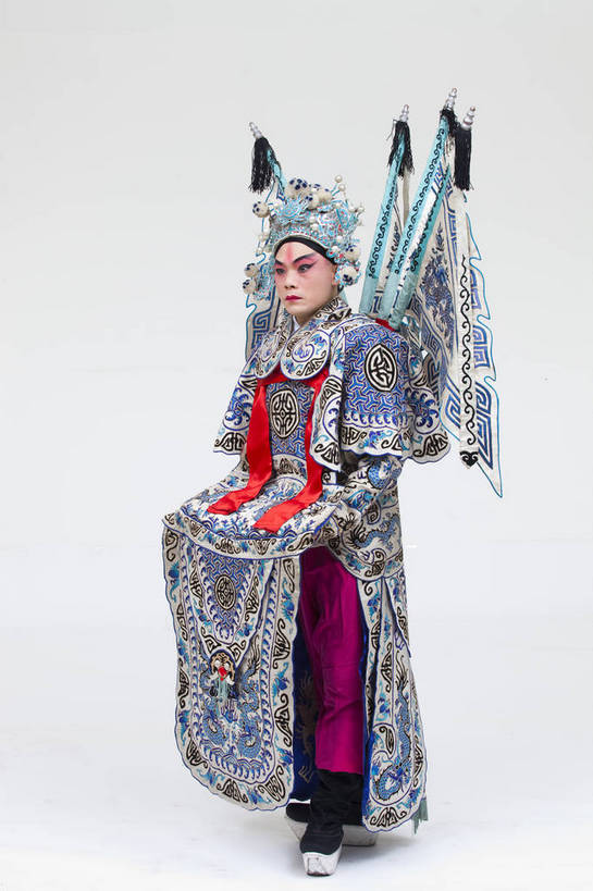 一个人,演员,竖图,彩色,白色背景,正面,化妆,北京,中国,亚洲,仅一个人,表演,艺术,造型,鲜艳,头饰,图片,注视,文化,脸谱,观察,看,站着,表情,竖,姿势,摄影,服饰,观看,动作,察看,关注,中国文化,戏剧,民族服饰,演出服,京剧,东亚,国粹,男人,中国人,年轻人,全身,影棚拍摄,化装,中国戏曲,武生,传统文化,赵云,舞台妆,bj174
