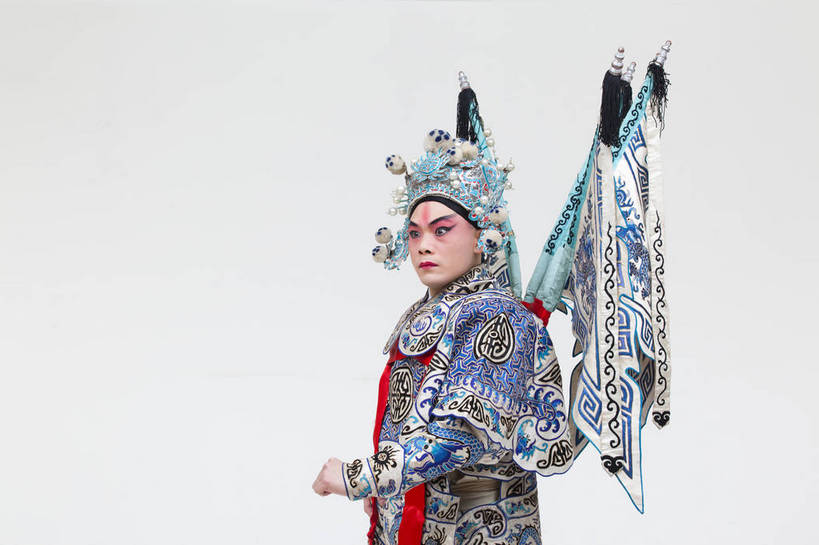 一个人,演员,横图,彩色,白色背景,正面,化妆,北京,中国,亚洲,仅一个人,表演,艺术,造型,鲜艳,头饰,图片,注视,文化,脸谱,观察,看,站着,表情,姿势,摄影,服饰,观看,动作,察看,关注,中国文化,戏剧,民族服饰,演出服,京剧,东亚,国粹,男人,中国人,年轻人,半身,影棚拍摄,化装,中国戏曲,武生,传统文化,赵云,舞台妆,bj174