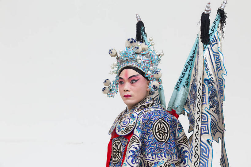 一个人,演员,横图,彩色,白色背景,正面,化妆,北京,中国,亚洲,仅一个人,表演,艺术,造型,鲜艳,头饰,图片,注视,文化,脸谱,观察,看,站着,表情,姿势,摄影,服饰,观看,动作,察看,关注,中国文化,戏剧,民族服饰,演出服,京剧,东亚,国粹,男人,中国人,年轻人,半身,影棚拍摄,化装,中国戏曲,武生,传统文化,赵云,舞台妆,bj174