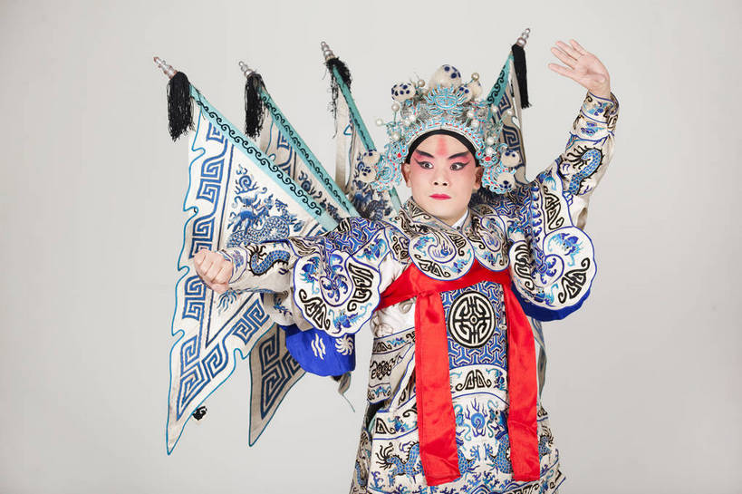 一个人,演员,横图,彩色,白色背景,正面,化妆,北京,中国,亚洲,仅一个人,表演,艺术,造型,鲜艳,头饰,图片,注视,文化,脸谱,观察,看,站着,表情,姿势,摄影,服饰,观看,动作,察看,关注,中国文化,戏剧,民族服饰,演出服,京剧,东亚,国粹,男人,中国人,年轻人,半身,影棚拍摄,化装,中国戏曲,武生,传统文化,赵云,舞台妆,bj174