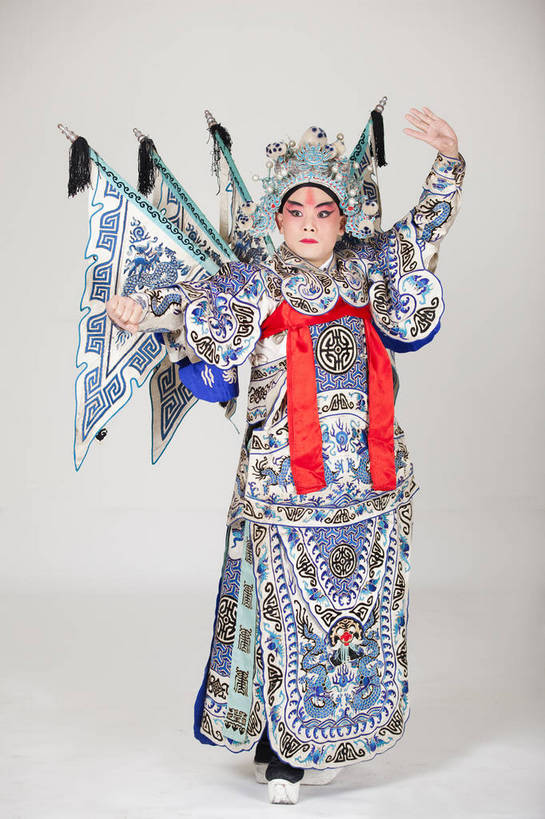 一个人,演员,竖图,彩色,白色背景,正面,化妆,北京,中国,亚洲,仅一个人,表演,艺术,造型,鲜艳,头饰,图片,注视,文化,脸谱,观察,看,站着,表情,竖,姿势,摄影,服饰,观看,动作,察看,关注,中国文化,戏剧,民族服饰,演出服,京剧,东亚,国粹,男人,中国人,年轻人,全身,影棚拍摄,化装,中国戏曲,武生,传统文化,赵云,舞台妆,bj174