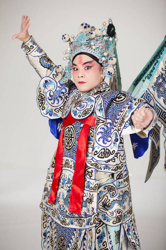 一个人,演员,竖图,彩色,白色背景,正面,化妆,北京,中国,亚洲,仅一个人,表演,艺术,造型,鲜艳,头饰,图片,注视,文化,脸谱,观察,看,站着,表情,竖,姿势,摄影,服饰,观看,动作,察看,关注,中国文化,戏剧,民族服饰,演出服,京剧,东亚,国粹,男人,中国人,年轻人,半身,影棚拍摄,化装,中国戏曲,武生,传统文化,赵云,舞台妆,bj174