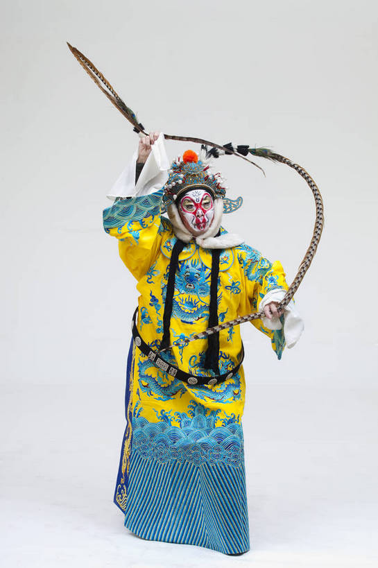 中年人,一个人,演员,竖图,彩色,白色背景,正面,化妆,北京,中国,亚洲,仅一个人,表演,艺术,造型,鲜艳,头饰,图片,注视,文化,脸谱,观察,看,站着,表情,竖,姿势,摄影,服饰,观看,动作,察看,关注,中国文化,戏剧,民族服饰,演出服,京剧,东亚,国粹,美猴王,男人,中国人,全身,影棚拍摄,化装,中国戏曲,武生,传统文化,舞台妆,bj174