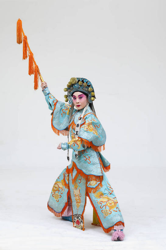 一个人,演员,竖图,彩色,白色背景,正面,化妆,北京,中国,亚洲,仅一个人,表演,艺术,造型,鲜艳,头饰,图片,注视,文化,脸谱,观察,看,站着,表情,竖,姿势,摄影,服饰,观看,动作,察看,关注,中国文化,戏剧,民族服饰,演出服,京剧,东亚,国粹,花木兰,女人,中国人,年轻人,全身,影棚拍摄,化装,中国戏曲,传统文化,舞台妆,刀马旦,bj174