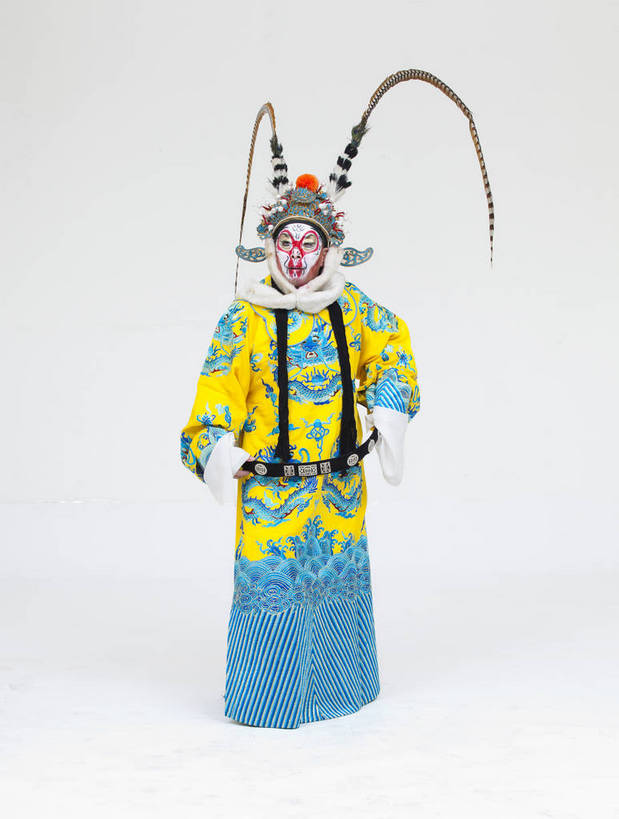 中年人,一个人,演员,竖图,彩色,白色背景,正面,化妆,北京,中国,亚洲,仅一个人,表演,艺术,造型,鲜艳,头饰,图片,注视,文化,脸谱,观察,看,站着,表情,竖,姿势,摄影,服饰,观看,动作,察看,关注,中国文化,戏剧,民族服饰,演出服,京剧,东亚,国粹,美猴王,男人,中国人,全身,影棚拍摄,化装,中国戏曲,武生,传统文化,舞台妆,bj174