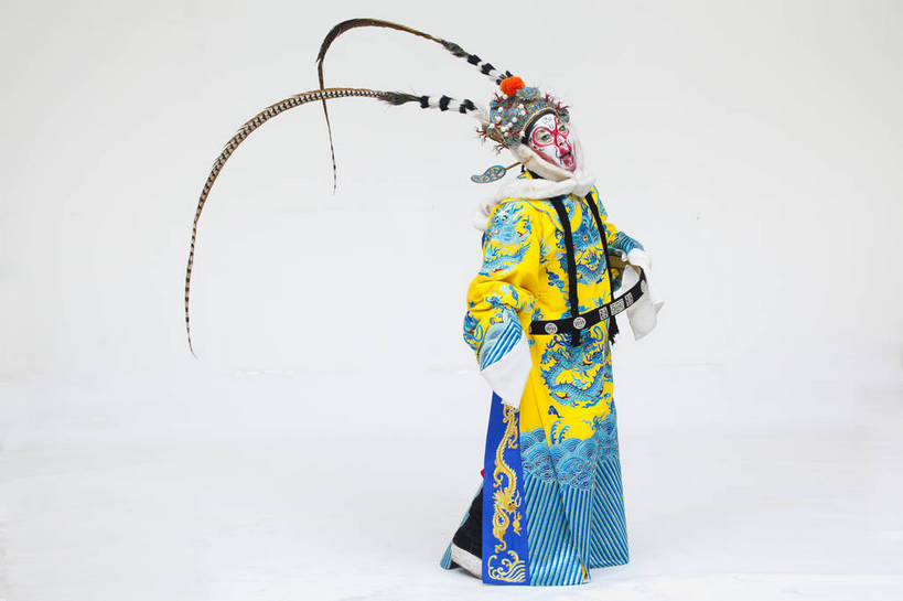 中年人,一个人,演员,横图,彩色,白色背景,正面,化妆,北京,中国,亚洲,仅一个人,表演,艺术,造型,鲜艳,头饰,图片,注视,文化,脸谱,观察,看,站着,表情,姿势,摄影,服饰,观看,动作,察看,关注,中国文化,戏剧,民族服饰,演出服,京剧,东亚,国粹,美猴王,男人,中国人,全身,影棚拍摄,化装,中国戏曲,武生,传统文化,舞台妆,bj174