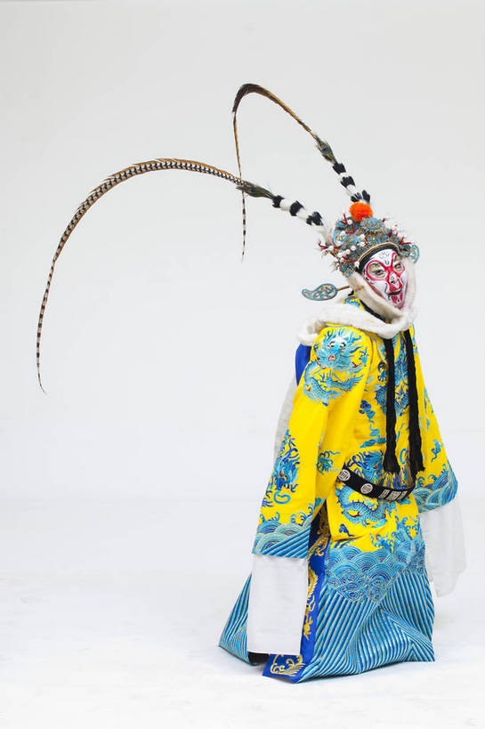 中年人,一个人,演员,竖图,彩色,白色背景,正面,化妆,北京,中国,亚洲,仅一个人,表演,艺术,造型,鲜艳,头饰,图片,注视,文化,脸谱,观察,看,站着,表情,竖,姿势,摄影,服饰,观看,动作,察看,关注,中国文化,戏剧,民族服饰,演出服,京剧,东亚,国粹,美猴王,男人,中国人,全身,影棚拍摄,化装,中国戏曲,武生,传统文化,舞台妆,bj174