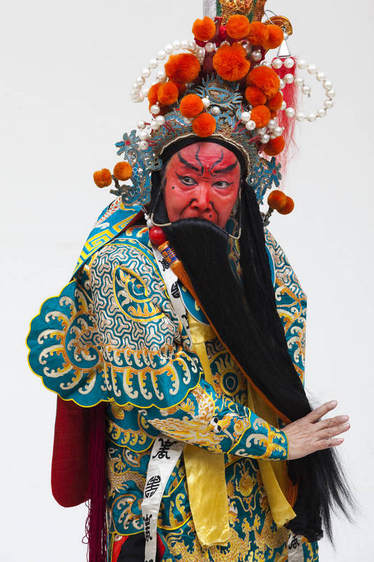 中年人,一个人,演员,竖图,彩色,白色背景,正面,化妆,北京,中国,亚洲,仅一个人,表演,艺术,造型,鲜艳,头饰,图片,注视,文化,脸谱,观察,看,站着,表情,竖,姿势,摄影,服饰,观看,动作,察看,关注,中国文化,戏剧,民族服饰,演出服,京剧,东亚,国粹,美猴王,男人,中国人,半身,影棚拍摄,化装,中国戏曲,武生,传统文化,舞台妆,bj174