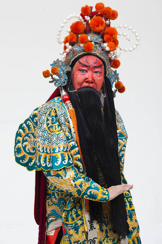 中年人,一个人,演员,竖图,彩色,白色背景,正面,化妆,北京,中国,亚洲,仅一个人,表演,艺术,造型,鲜艳,头饰,图片,注视,文化,脸谱,观察,看,站着,表情,竖,姿势,摄影,服饰,观看,动作,察看,关注,中国文化,戏剧,民族服饰,演出服,京剧,东亚,国粹,美猴王,男人,中国人,半身,影棚拍摄,化装,中国戏曲,武生,传统文化,舞台妆,bj174