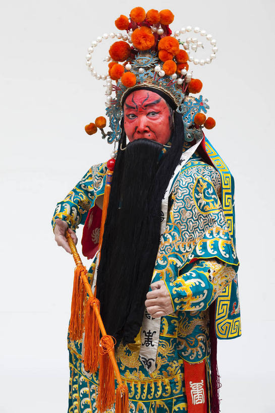 中年人,一个人,演员,竖图,彩色,白色背景,正面,化妆,北京,中国,亚洲,仅一个人,表演,艺术,造型,鲜艳,头饰,图片,注视,文化,脸谱,观察,看,站着,表情,竖,姿势,摄影,服饰,观看,动作,察看,关注,中国文化,戏剧,民族服饰,演出服,京剧,东亚,国粹,美猴王,男人,中国人,半身,影棚拍摄,化装,中国戏曲,武生,传统文化,舞台妆,bj174