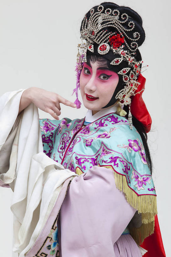 一个人,演员,竖图,彩色,白色背景,正面,化妆,北京,中国,亚洲,仅一个人,表演,艺术,造型,鲜艳,头饰,图片,注视,文化,脸谱,观察,看,站着,表情,竖,姿势,摄影,服饰,观看,动作,察看,关注,中国文化,戏剧,民族服饰,演出服,京剧,东亚,国粹,花旦,女人,中国人,年轻人,半身,影棚拍摄,化装,中国戏曲,传统文化,舞台妆,bj174
