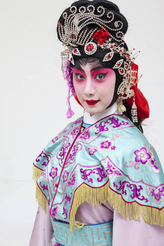 一个人,演员,竖图,彩色,白色背景,正面,化妆,北京,中国,亚洲,仅一个人,表演,艺术,造型,鲜艳,头饰,图片,注视,文化,脸谱,观察,看,站着,表情,竖,姿势,摄影,服饰,观看,动作,察看,关注,中国文化,戏剧,民族服饰,演出服,京剧,东亚,国粹,花旦,女人,中国人,年轻人,半身,影棚拍摄,化装,中国戏曲,传统文化,舞台妆,bj174