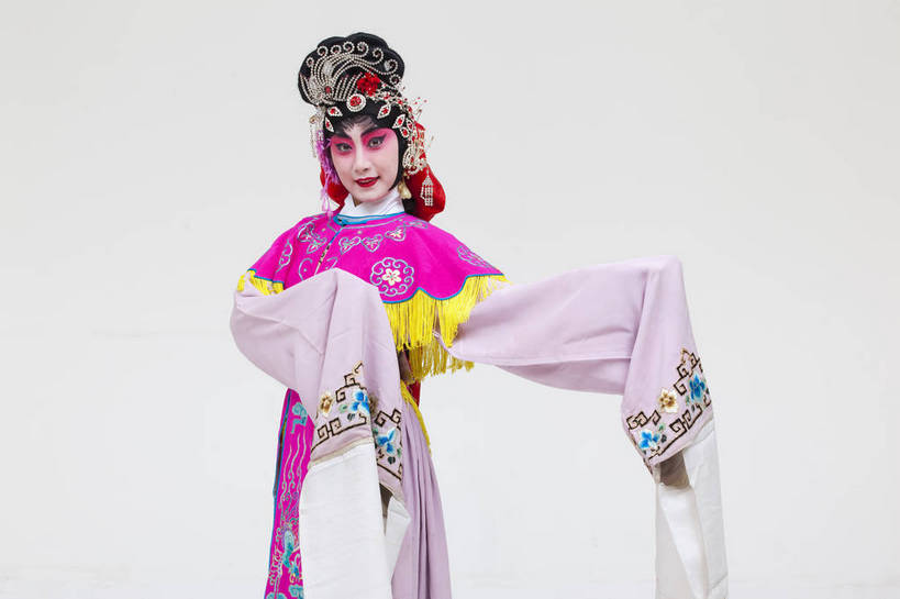 一个人,演员,横图,彩色,白色背景,正面,化妆,北京,中国,亚洲,仅一个人,表演,艺术,造型,鲜艳,头饰,图片,注视,文化,脸谱,观察,看,站着,表情,姿势,摄影,服饰,观看,动作,察看,关注,中国文化,戏剧,民族服饰,演出服,京剧,东亚,国粹,花旦,女人,中国人,年轻人,半身,影棚拍摄,化装,中国戏曲,传统文化,舞台妆,bj174