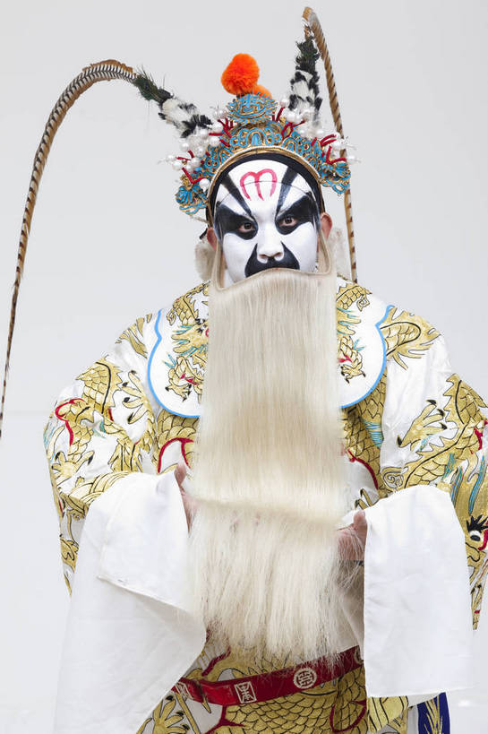 中年人,一个人,演员,竖图,彩色,白色背景,正面,化妆,北京,中国,亚洲,仅一个人,表演,神话,艺术,造型,鲜艳,头饰,图片,注视,文化,脸谱,观察,看,站着,表情,竖,姿势,摄影,龙王,服饰,观看,动作,神仙,察看,关注,中国文化,戏剧,传说,民族服饰,演出服,京剧,东亚,戏曲,国粹,中国神话,男人,中国人,半身,影棚拍摄,化装,中国戏曲,传统文化,舞台妆,角色,花脸,净,bj174
