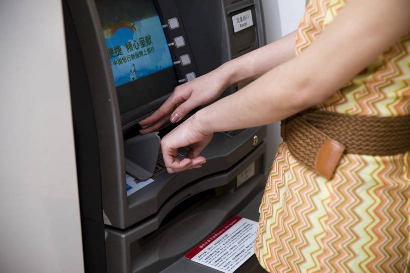 东方人,手,一个人,商店,站,横图,彩色,室内,特写,白天,侧面,时尚,快乐,纯洁,消费,取款机,商场,北京,中国,亚洲,仅一个女性,仅一个人,局部,图片,首都,休闲装,顾客,衣服,休闲,活力,可爱,乐趣,童年,童趣,摄影,生活方式,等待,优美,取款,童真,atm机,东亚,烂漫,无邪,自动柜员机,中华人民共和国,北京市,京,北平,华北地区,朝阳区,天真,自动取款机,年轻女性,女人,女性,亚洲人,中国人,年轻人,休闲活动,购物中心,北京CBD,北京商务中心区,世贸天阶,中国北京大北窑,商业活动,bj174