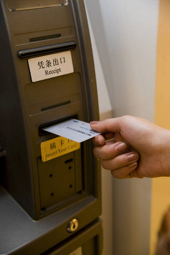 东方人,手,一个人,商店,站,竖图,彩色,室内,特写,白天,侧面,时尚,快乐,纯洁,消费,取款机,商场,北京,中国,亚洲,仅一个女性,仅一个人,局部,图片,首都,顾客,休闲,活力,可爱,乐趣,童年,童趣,摄影,生活方式,等待,优美,取款,童真,atm机,东亚,烂漫,无邪,自动柜员机,中华人民共和国,北京市,京,北平,华北地区,朝阳区,天真,自动取款机,年轻女性,女人,女性,亚洲人,中国人,年轻人,休闲活动,购物中心,北京CBD,北京商务中心区,世贸天阶,中国北京大北窑,商业活动,bj174
