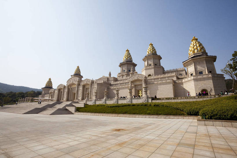 广场,寺庙,宫殿,横图,彩色,室外,白天,旅游,度假,名胜古迹,标志建筑,地标,建筑,中国,亚洲,游客,游人,遗迹,图片,景观,建筑群,古典,古迹,文物,娱乐,建设,梵宫,古建筑,江苏,无锡,祥符寺,享受,休闲,灵山,旅游胜地,放松,摄影,宗教,风光,神圣,中国文化,古文明,东亚,中华人民共和国,庄严,旅行,传统文化,bj174