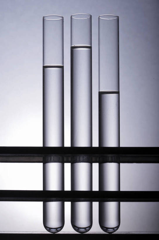 无人,竖图,彩色,白色背景,技术,静物,玻璃,许多,研究,透明,科学,化学,工具,试管,试管架,试剂,液体,实验室,很多,玻璃制品,科研,精确,严谨,工作台,秩序,bj174