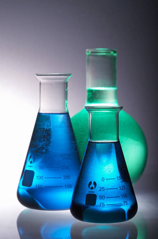 无人,竖图,彩色,白色背景,技术,静物,玻璃,许多,研究,透明,科学,化学,工具,烧瓶,试剂,液体,锥形瓶,实验室,很多,玻璃制品,科研,精确,严谨,工作台,秩序,bj174