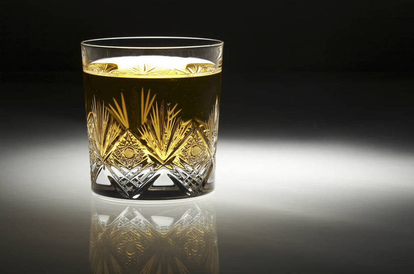 威士忌,无人,横图,静物,杯子,餐具,花纹,透明,雕刻,工具,商品,纹理,水晶,饮品,酒水,洋酒,饮料,一个,黄色,酒杯,容器,酒精饮料,高贵,样式,格调,玻璃杯,晶莹,奢华,bj174