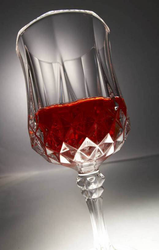 葡萄酒,无人,竖图,静物,杯子,餐具,花纹,透明,雕刻,高脚杯,工具,商品,纹理,水晶,饮品,酒水,洋酒,饮料,一个,红色,酒杯,容器,酒精饮料,高贵,样式,格调,玻璃杯,晶莹,奢华,bj174