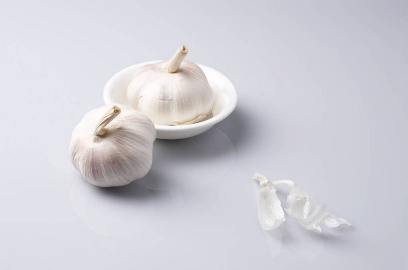 无人,横图,特写,棚拍,背景,蒜,静物,新鲜,调料,调味,生活,营养,饮食,白色,盘子,健康,成熟,杀菌,皮肤,物体,主题,健康食品,成分,外表,bj174