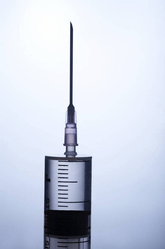 无人,医院,竖图,特写,棚拍,静物,锐利,血,医药,液体,健康,疼痛,注射,保健,药物,医疗,病毒,锋利,疾病,卫生,疫苗,注射器,尖锐,消毒,痛苦,针头,医疗器械,艾滋病,医疗工具,逆光,危险,感染,bj174