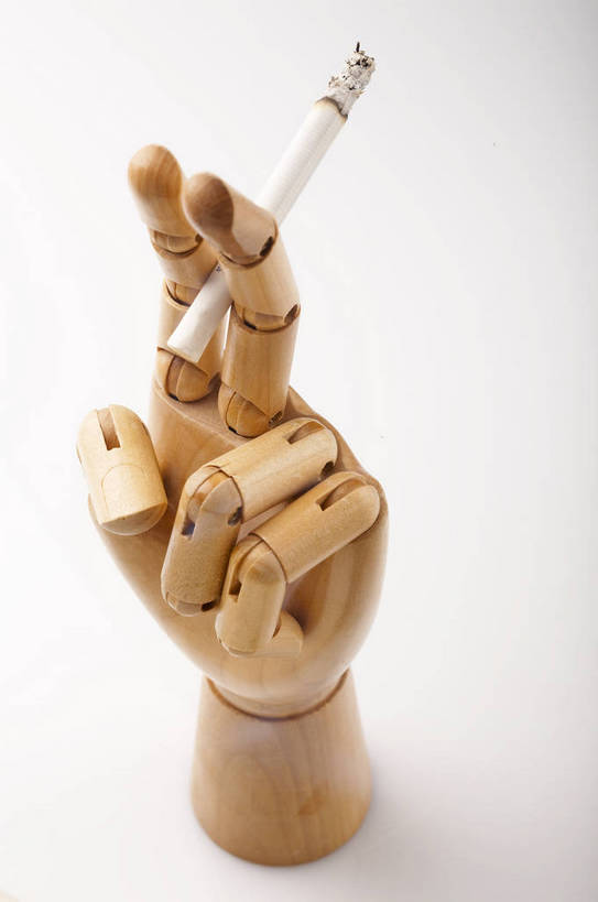 手,关节,无人,竖图,棚拍,白色背景,静物,香烟,伸展,弯曲,结构,木质,夹,手势,向上,指向,灵活,生动,bj174