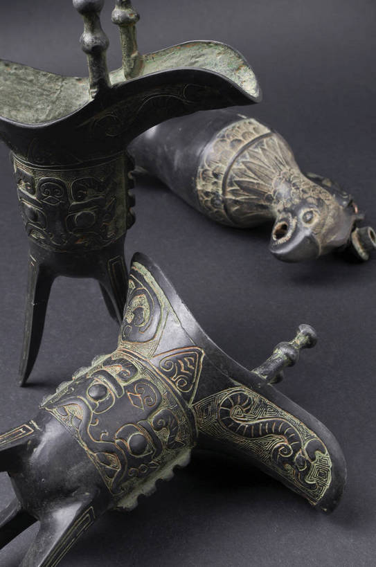 无人,竖图,棚拍,鸟,鹦鹉,静物,中国,鸟类,雕刻,图案,酒壶,历史,文化,文物,动物,酒杯,多个,器皿,可爱,活泼,工艺,珍贵,象征,深色,精细,观赏鸟,青铜器,bj174