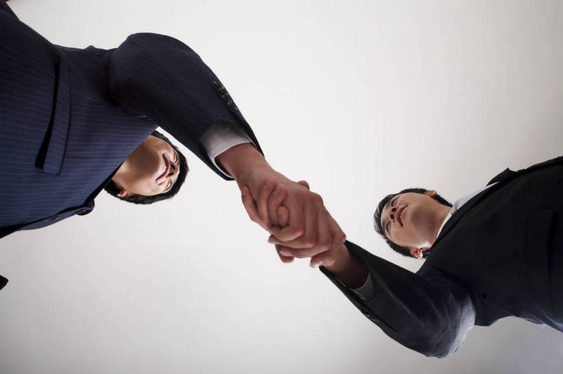 东方人,两个人,商务人士,握手,微笑,横图,彩色,照片,室内,白色背景,正面,仰视,衬衫,西装,商务,安全,成功,合作,团队,职员,亚洲,中年,伸展,套装,正装,平静,人像,工作,领带,年轻,生活,注视,黄种人,现代,东方,两个,白色,观察,看,职业,健康,成年,成人,成熟,色彩,压力,友好,专注,舒展,金融,摄影,影棚,生活方式,经济,观看,宁静,察看,姿态,关注,气质,礼仪,目标,礼貌,和平,安详,贸易,形象,太平,安适,安好,宁靖,接洽,交流,团结,协作,男人,男性,年轻男性,亚洲人,中国人,年轻人,白领,商人,上班族,相片,沟通,站立,低角度拍摄,衬衣,拍摄,商业,照相,白领阶层,办公室职员,升职,行为,bj174