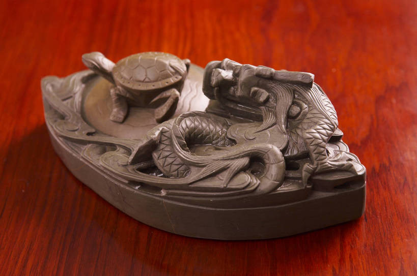 无人,摄影师,横图,室内,白天,锻炼,运动,静物,中国,花纹,古老,艺术,笔,雕刻,毛笔,书法,图案,图片,纸,砚,文化,传统,木刻,东方,文具,休闲,安静,养生,墨,印章,平和,文房四宝,古朴,摄像师,简朴,体育,健身,bj174