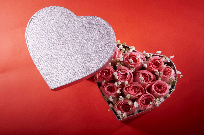 无人,横图,特写,爱情,纯洁,水,植物,玫瑰,静物,礼盒,情人节,湿,节日,芳香,香气,液体,水滴,浪漫,花,花瓣,花朵,花卉,开花,红色,自然,露珠,温馨,喜庆,香味,摄影,影棚,气味,假期,简单,象征,物体,摄影棚,关心,精美,暖色调,甜蜜,心型,影棚拍摄,拍摄,bj174