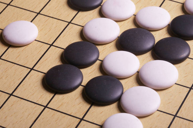 摄影师,横图,俯视,室内,白天,静物,中国,古老,民俗,图片,灯光,历史,文化,传统,东方,民族,棋子,棋盘,安静,下棋,摄影,围棋,摄像师,幽静,高角度拍摄,bj174