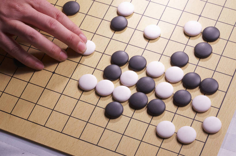 手,摄影师,横图,俯视,室内,特写,白天,静物,中国,古老,民俗,图片,灯光,历史,文化,传统,东方,民族,棋子,棋盘,安静,下棋,摄影,围棋,摄像师,幽静,高角度拍摄,bj174