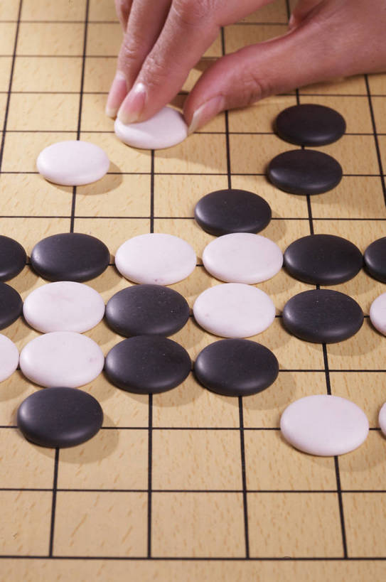 手,摄影师,竖图,俯视,室内,特写,白天,静物,中国,古老,民俗,图片,灯光,历史,文化,传统,东方,民族,棋子,棋盘,安静,下棋,摄影,围棋,摄像师,幽静,高角度拍摄,bj174