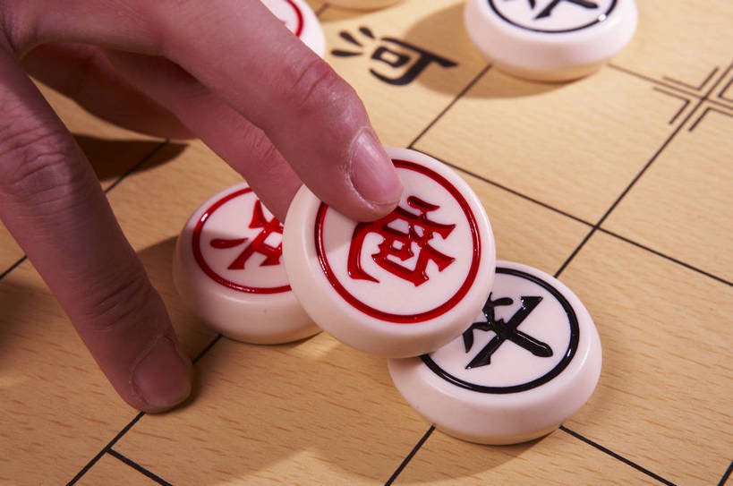 手,摄影师,横图,俯视,室内,白天,静物,中国,古老,民俗,图片,灯光,历史,文化,传统,东方,民族,象棋,棋子,棋盘,安静,下棋,摄影,摄像师,幽静,高角度拍摄,bj174