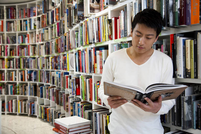 东方人,一个人,商店,书店,微笑,横图,彩色,室内,白天,正面,购物,看书,时尚,阅读,快乐,纯洁,消费,商场,北京,中国,亚洲,仅一个人,图片,休闲装,顾客,书柜,站着,休闲,活力,可爱,乐趣,童年,童趣,浏览,摄影,生活方式,华贵,童真,烂漫,无邪,天真,男人,男性,年轻男性,亚洲人,中国人,年轻人,书,休闲活动,半身,愉快,购物中心,富丽堂皇,商业活动,bj174