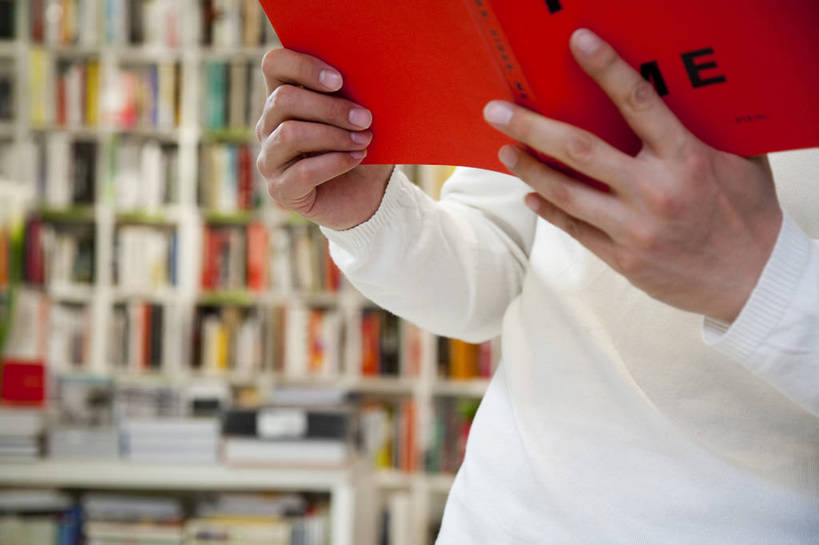 东方人,一个人,商店,书店,微笑,横图,彩色,室内,白天,侧面,购物,看书,时尚,阅读,快乐,纯洁,消费,商场,北京,中国,亚洲,仅一个人,图片,休闲装,顾客,书柜,站着,休闲,活力,可爱,乐趣,童年,童趣,浏览,摄影,生活方式,华贵,童真,烂漫,无邪,天真,男人,男性,年轻男性,亚洲人,中国人,年轻人,书,休闲活动,半身,愉快,购物中心,富丽堂皇,商业活动,bj174