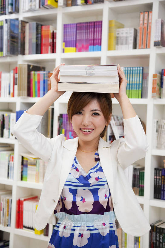 东方人,一个人,商店,书店,微笑,竖图,彩色,室内,白天,正面,购物,看书,时尚,阅读,快乐,纯洁,消费,商场,北京,中国,亚洲,仅一个人,丰富,图片,休闲装,顾客,书柜,站着,休闲,活力,可爱,乐趣,童年,童趣,浏览,摄影,生活方式,童真,烂漫,无邪,天真,年轻女性,女人,女性,亚洲人,中国人,年轻人,书,休闲活动,半身,愉快,购物中心,顶着,商业活动,bj174