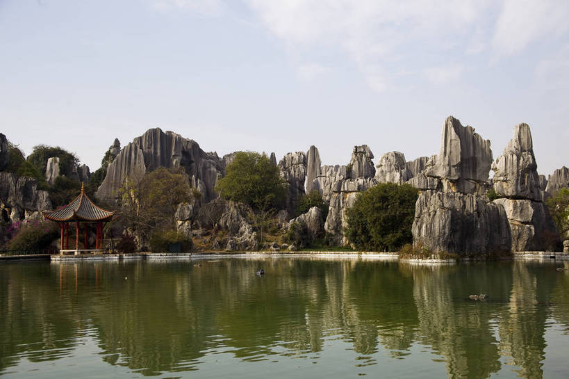 无人,横图,彩色,室外,白天,旅游,度假,湖,石头,名胜古迹,石林,标志建筑,地标,建筑,昆明,中国,亚洲,遗迹,石子,图片,巨石,古迹,文物,娱乐,建设,古建筑,云南,树木,凉亭,湖水,享受,休闲,旅游胜地,放松,摄影,文明,中国文化,自然风光,昆明市,古文明,东亚,云南省,中华人民共和国,省会,西南地区,滇,自然遗产,石林县,石林彝族自治县,石块,岩石,旅行,云南石林地质公园,传统文化,bj174