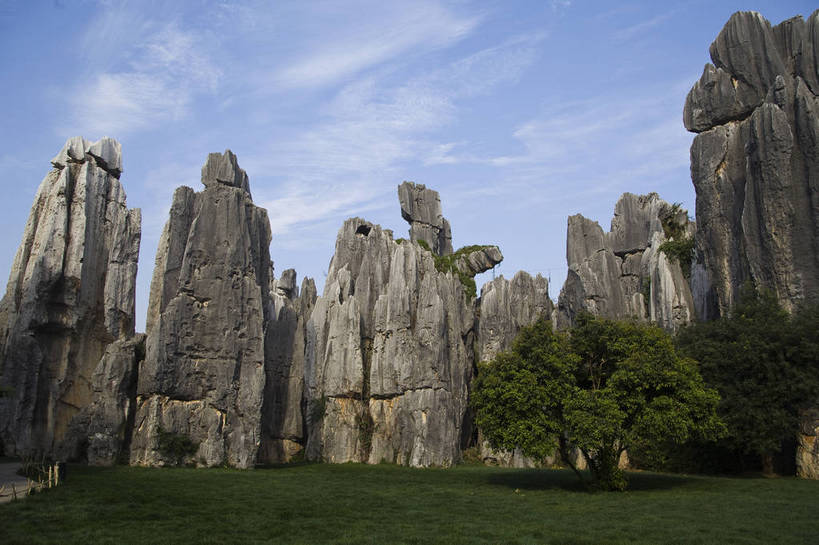 无人,横图,彩色,室外,白天,旅游,度假,草地,草坪,石头,名胜古迹,石林,标志建筑,地标,建筑,昆明,中国,亚洲,遗迹,石子,图片,巨石,古迹,文物,娱乐,建设,古建筑,云南,树木,享受,休闲,旅游胜地,放松,摄影,文明,中国文化,自然风光,昆明市,古文明,东亚,云南省,中华人民共和国,省会,西南地区,滇,自然遗产,石林县,石林彝族自治县,石块,岩石,旅行,云南石林地质公园,传统文化,bj174