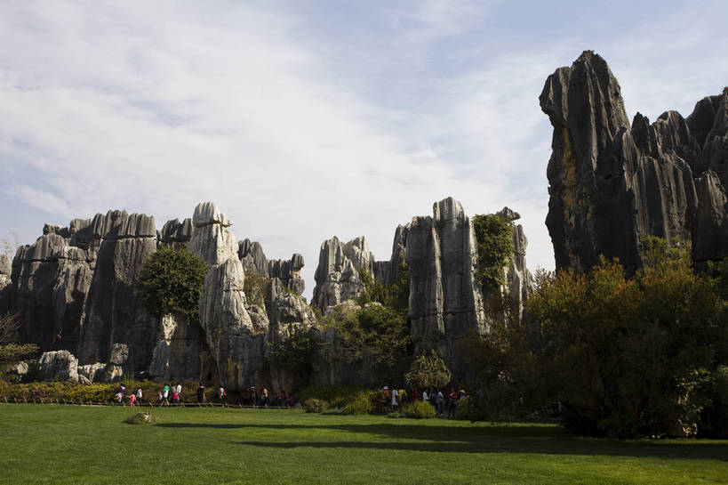 横图,彩色,室外,白天,旅游,度假,草地,草坪,石头,名胜古迹,石林,标志建筑,地标,建筑,昆明,中国,亚洲,游人,遗迹,石子,图片,巨石,古迹,文物,娱乐,建设,古建筑,云南,树木,享受,休闲,旅游胜地,放松,摄影,文明,中国文化,自然风光,昆明市,古文明,东亚,云南省,中华人民共和国,省会,西南地区,滇,自然遗产,石林县,石林彝族自治县,石块,岩石,旅行,云南石林地质公园,传统文化,bj174